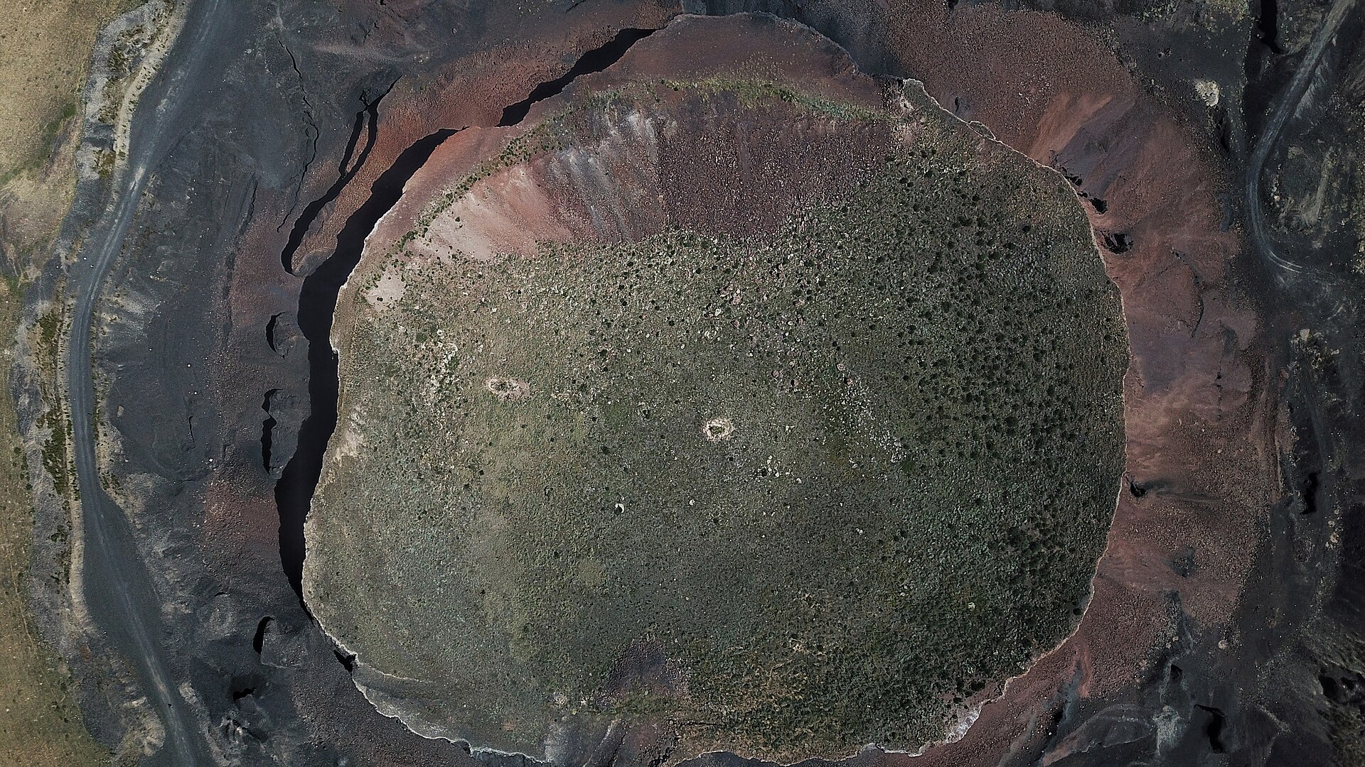 乌兰哈达火山口实景